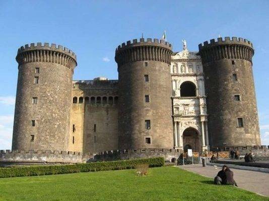 Castel Nuovo  السياحة في نابولي 2019
