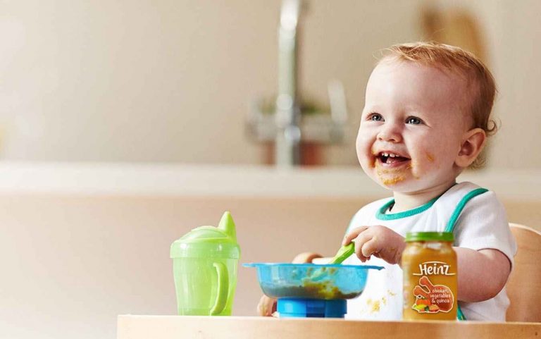 طعام الطفل الرضيع  الطعام الصحي لطفلك فى عامه الأول
