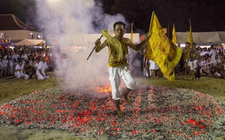 عادات وتقاليد الهند India  السير حفاة على النار